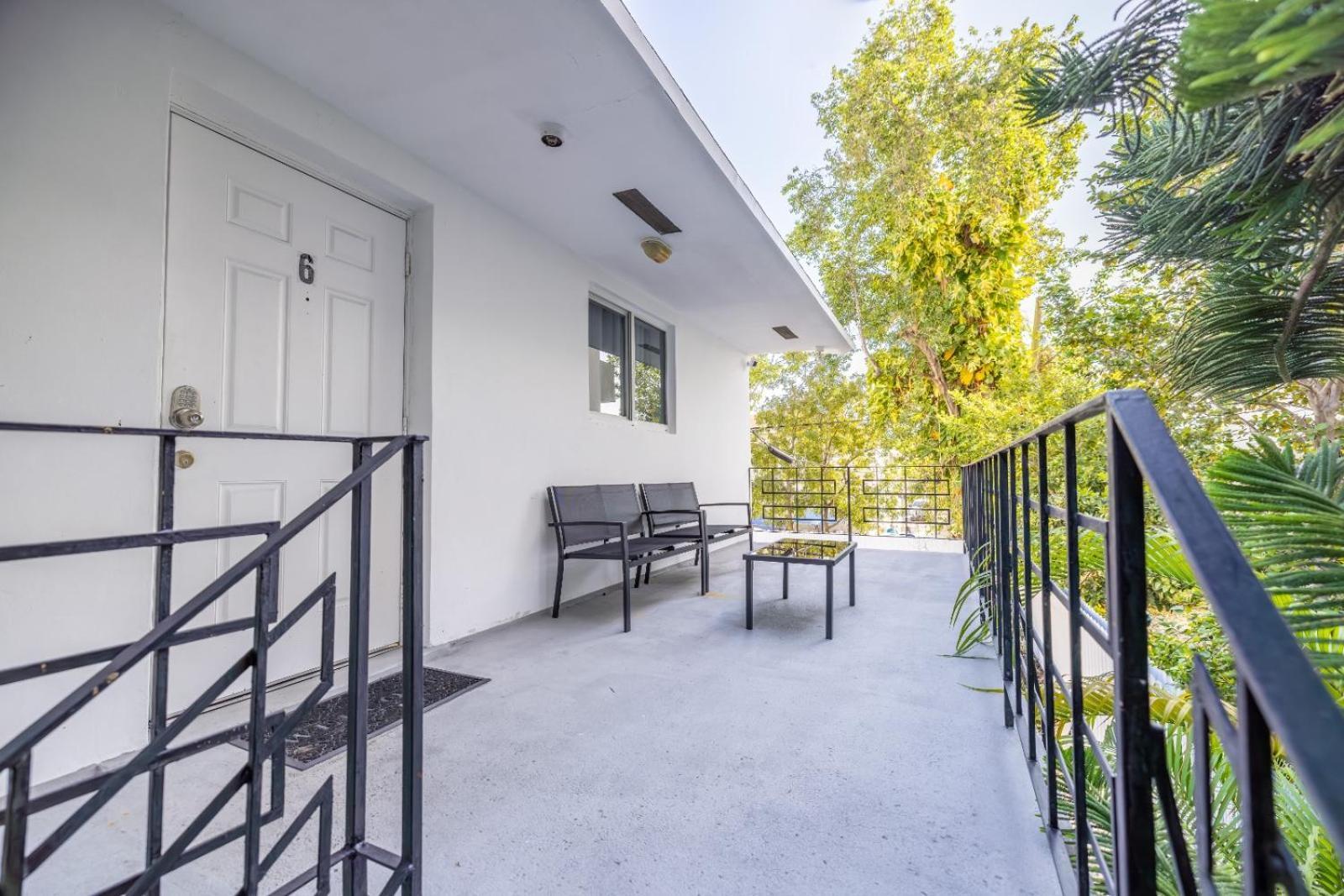 Stunning Escape Near Pet Friendly Apartment *